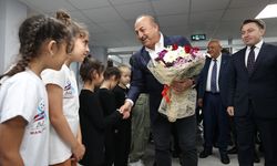 ANTALYA - Bakan Çavuşoğlu, minik yüzücülerle bir araya geldi