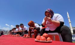 ANTALYA - Kadınlar domates yeme ve kasa taşıma yarışmasında mücadele etti