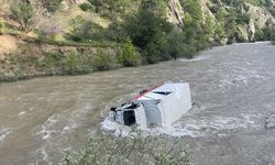 ARTVİN - Nehre düşen kamyonun sürücüsü akıntıya kapılarak kayboldu (2)