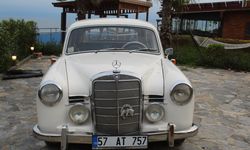 1957 model klasik otomobiline gözü gibi bakıyor