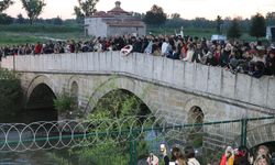 EDİRNE - Gün aydınlanırken dileklerin yazılı olduğu kağıtlar Tunca Nehri'ne bırakıldı