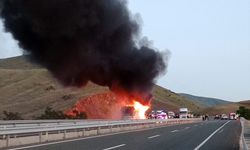 ELAZIĞ - Seyir halindeyken alev alan yolcu otobüsü tamamen yandı