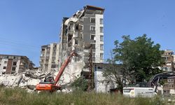 HATAY - Ağır hasarlı binaların yıkım çalışmaları sürdü