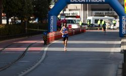 İZMİR - Bakan Kasapoğlu, İzmir'de düzenlenen 10K 19 Mayıs Yol Koşusu'na katıldı