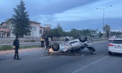 KAYSERİ - Devrilen otomobildeki 3 kişi kazayı yara almadan atlattı