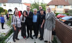 LONDRA - Cumhurbaşkanı Yardımcısı Oktay ve eşi Hümeyra Oktay, Londra'da Kıbrıs Türkü aileye misafir oldu