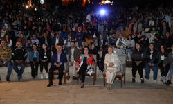 MARDİN - Hülya Koçyiğit, Mardin'de açık hava sinemasında sevenleriyle rol aldığı filmi izledi