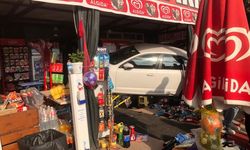 SAKARYA - Otomobilin markete çarpması güvenlik kamerasında