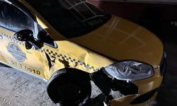 Sinop'ta ticari taksi park halindeki otomobile çarptı: 3 yaralı