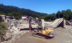 Sinop'ta sağanak nedeniyle zarar gören yol ve köprüler onarılıyor