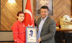 Başarılı sporcu Esra Bayrak, Belediye Başkanı Doğan'ı ziyaret etti