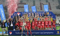 Kadın Futbol Süper Ligi şampiyonu Ankara Büyükşehir Belediyesi FOMGET kupasını aldı