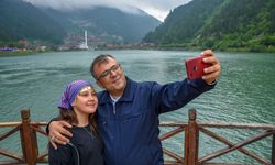 Otobüsün direksiyonuna geçen belediye başkanı, ilçe halkını Trabzon'a götürdü