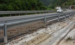 Sağanağın ulaşımı aksattığı Trabzon-Gümüşhane kara yolunda temizlik çalışmaları sürüyor