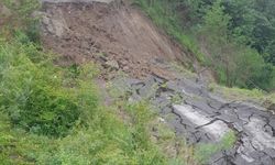 Samsun Ayvacık'ta heyelan nedeniyle bazı mahallelerin yolu kapandı