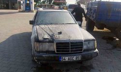 Akaryakıt istasyonu önünde alev alan otomobil paniğe sebep oldu