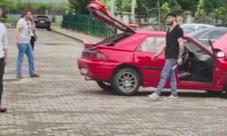 Bıçaklı şahıs önce yanındaki kadına sonra kendine zarar verdi