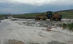 Gemerek’te sel yolu ulaşıma kapattı
