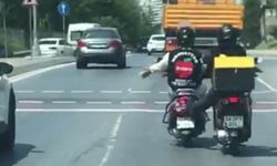 Küçükçekmece’de tehlikeli yolculuk kamerada: Benzini biten motosikleti ayağıyla itti