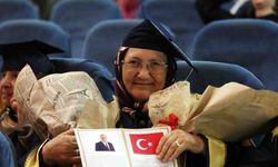 Okuma-yazma öğrenen kadınlar kep atarak sertifika almanın mutluluğunu yaşadı