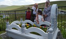 ERZURUM - Terör örgütü PKK'nın dört yıl önce katlettiği amca ile yeğeni mezarları başında anıldı