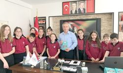 Genç yazarlar kitaplarını Başkan Şensoy için imzaladı
