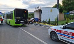 KOCAELİ - Belediye otobüsüyle çarpışan otomobilde 3 kişi öldü, 3 kişi yaralandı