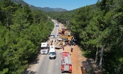 MUĞLA - Hafriyat yüklü kamyonun minibüsün üstüne devrildiği kazada 1 kişi öldü, 2 kişi yaralandı (2)