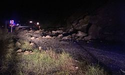 Durağan Vezirköprü kara yolu, kaya düşmesi sonucu kapatıldı