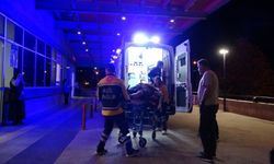 Çorum’da arama kaydı bulunan kişi polisten kaçarken 4. kattan düşerek yaralandı