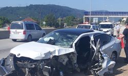 Düzce'de bariyere çarpan otomobildeki 5 kişi yaralandı