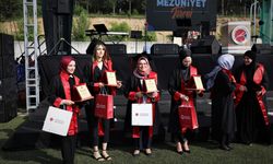 Hayali olan üniversiteden 82 yaşında mezun oldu