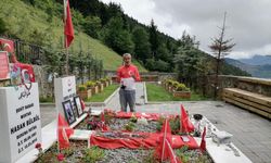 Şehitler anısına bisiklet yolculuğu yapan Kotluk, Eren Bülbül'ün annesine Türk bayrağı hediye etti