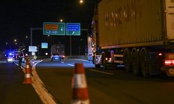 ANKARA - Heyelan nedeniyle kapatılan TEM Otoyolu'nun Kahramankazan gişelerinde trafik ekipleri önlem aldı