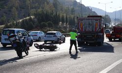 İzmir'de kamyonla çarpışan motosikletin sürücüsü ağır yaralandı