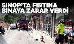 Sinop'ta kuvvetli rüzgar bir binaya zarar verdi