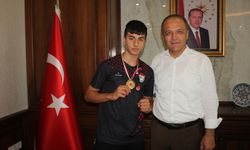 Suluova Belediye Başkanı Üçok Türkiye Boks Şampiyonu Civelek'i altınla ödüllendirdi