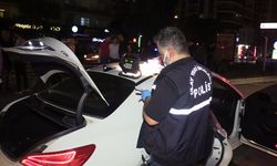 ADANA - Çaldıkları otomobille kaçarken polise ateş eden 2 zanlı kovalamaca sonucu yakalandı