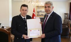 Azerbaycan bayrağına hassasiyet gösteren polis başarı belgesiyle ödüllendirildi