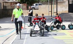Bayburt'ta öğrencilere "Mobil Trafik Eğitim Tırı"nda eğitim verildi