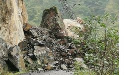 Giresun'da Espiye-Ericek grup yolu, heyelan nedeniyle ulaşıma kapandı