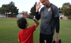 Her gün el salladığı Samsunspor otobüsü yanında duran çocuk sevinç yaşadı