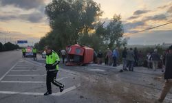 Samsun'da lastiği patlayan minibüs devrildi, 15 kişi yaralandı