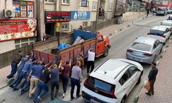 Artvin’de vatandaşlar arızalanan kamyoneti iterek yolu trafiğe açtı