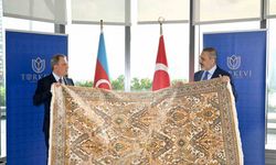 Azerbaycan Dışişleri Bakanı Bayramov’dan Türkevi’ne "Karabağ" halısı