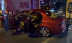 Bakırköy’de kontrolden çıkan otomobil kamyonete çarptı: 1 yaralı