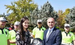 İçişleri Bakanlığının projesi motosiklet sürücülerine tanıtıldı, kask ve yelek hediye edildi