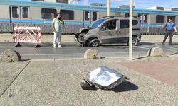 Sultangazi’de kontrolden çıkan araç tramvay hattının demir korkuluklarını yıktı