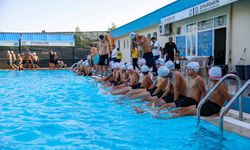 DİYARBAKIR - Süs havuzunda yüzen çocuklar yarı olimpik havuza götürüldü