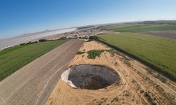 KONYA - (Dron) Karapınar'da 40 metre derinliğinde 50 metre çapında yeni bir obruk oluştu